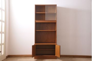 ヴィンテージ家具　北欧ビンテージ  G-PLAN(ジープラン)　チーク材　魅せる収納にぴったりな縦型のキャビネット(収納棚、戸棚)(R-046831)