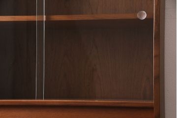 ヴィンテージ家具　北欧ビンテージ  G-PLAN(ジープラン)　チーク材　魅せる収納にぴったりな縦型のキャビネット(収納棚、戸棚)(R-046831)
