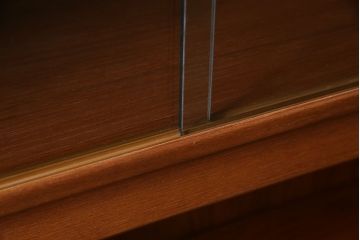 ヴィンテージ家具　北欧ビンテージ  G-PLAN(ジープラン)　チーク材　魅せる収納にぴったりな縦型のキャビネット(収納棚、戸棚)(R-046831)