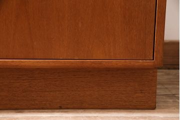 ヴィンテージ家具　北欧ビンテージ  G-PLAN(ジープラン)　チーク材　魅せる収納にぴったりな縦型のキャビネット(収納棚、戸棚)(R-046831)