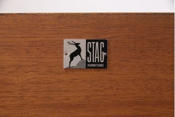 ヴィンテージ家具　イギリスビンテージ　STAG(スタッグ)社　チーク材　バイカラーが格好良いスタイリッシュな佇まいのサイドボード(収納棚)(R-046832)