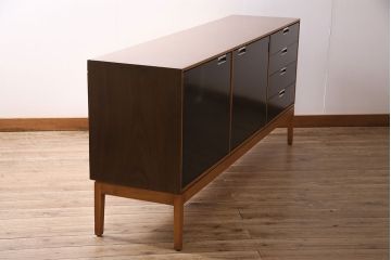 ヴィンテージ家具　イギリスビンテージ　STAG(スタッグ)社　チーク材　バイカラーが格好良いスタイリッシュな佇まいのサイドボード(収納棚)(R-046832)