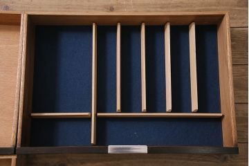 ヴィンテージ家具　イギリスビンテージ　STAG(スタッグ)社　チーク材　バイカラーが格好良いスタイリッシュな佇まいのサイドボード(収納棚)(R-046832)