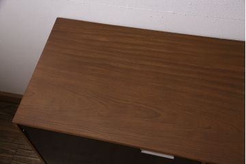 ヴィンテージ家具　イギリスビンテージ　STAG(スタッグ)社　チーク材　バイカラーが格好良いスタイリッシュな佇まいのサイドボード(収納棚)(R-046832)