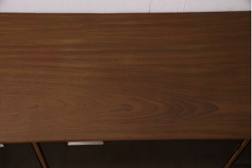 ヴィンテージ家具　イギリスビンテージ　STAG(スタッグ)社　チーク材　バイカラーが格好良いスタイリッシュな佇まいのサイドボード(収納棚)(R-046832)