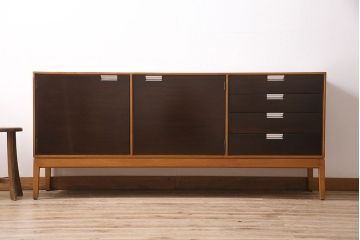 ヴィンテージ家具　イギリスビンテージ　STAG(スタッグ)社　チーク材　バイカラーが格好良いスタイリッシュな佇まいのサイドボード(収納棚)(R-046832)