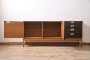 ヴィンテージ家具　イギリスビンテージ　STAG(スタッグ)社　チーク材　バイカラーが格好良いスタイリッシュな佇まいのサイドボード(収納棚)(R-046832)