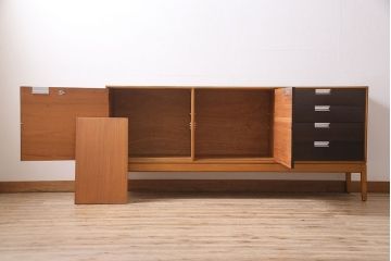 ヴィンテージ家具　イギリスビンテージ　STAG(スタッグ)社　チーク材　バイカラーが格好良いスタイリッシュな佇まいのサイドボード(収納棚)(R-046832)