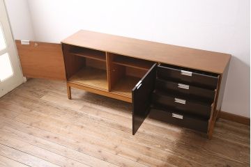 ヴィンテージ家具　イギリスビンテージ　STAG(スタッグ)社　チーク材　バイカラーが格好良いスタイリッシュな佇まいのサイドボード(収納棚)(R-046832)