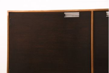 ヴィンテージ家具　イギリスビンテージ　STAG(スタッグ)社　チーク材　バイカラーが格好良いスタイリッシュな佇まいのサイドボード(収納棚)(R-046832)