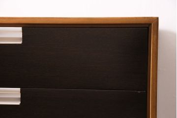 ヴィンテージ家具　イギリスビンテージ　STAG(スタッグ)社　チーク材　バイカラーが格好良いスタイリッシュな佇まいのサイドボード(収納棚)(R-046832)