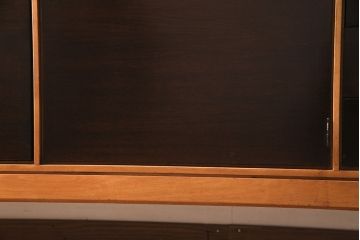ヴィンテージ家具　イギリスビンテージ　STAG(スタッグ)社　チーク材　バイカラーが格好良いスタイリッシュな佇まいのサイドボード(収納棚)(R-046832)