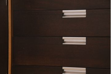 ヴィンテージ家具　イギリスビンテージ　STAG(スタッグ)社　チーク材　バイカラーが格好良いスタイリッシュな佇まいのサイドボード(収納棚)(R-046832)