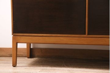ヴィンテージ家具　イギリスビンテージ　STAG(スタッグ)社　チーク材　バイカラーが格好良いスタイリッシュな佇まいのサイドボード(収納棚)(R-046832)