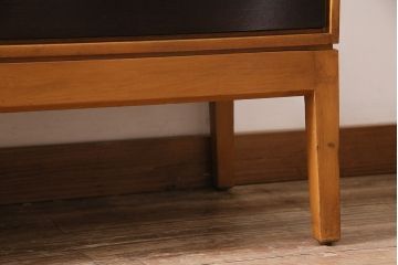 ヴィンテージ家具　イギリスビンテージ　STAG(スタッグ)社　チーク材　バイカラーが格好良いスタイリッシュな佇まいのサイドボード(収納棚)(R-046832)