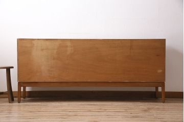 ヴィンテージ家具　イギリスビンテージ　STAG(スタッグ)社　チーク材　バイカラーが格好良いスタイリッシュな佇まいのサイドボード(収納棚)(R-046832)