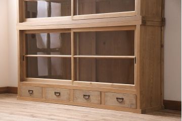 アンティーク家具　大正昭和初期　ストリップド(剥離)　ヒノキ材　素朴な味わいが魅力の重ねガラス戸棚(キャビネット、収納棚、食器棚)(R-046835)