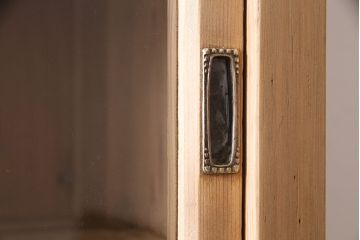 アンティーク家具　大正昭和初期　ストリップド(剥離)　ヒノキ材　素朴な味わいが魅力の重ねガラス戸棚(キャビネット、収納棚、食器棚)(R-046835)