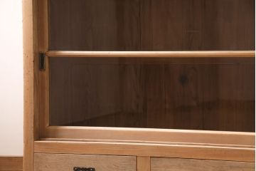 アンティーク家具　大正昭和初期　ストリップド(剥離)　ヒノキ材　素朴な味わいが魅力の重ねガラス戸棚(キャビネット、収納棚、食器棚)(R-046835)