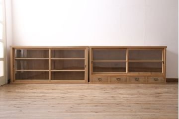 アンティーク家具　大正昭和初期　ストリップド(剥離)　ヒノキ材　素朴な味わいが魅力の重ねガラス戸棚(キャビネット、収納棚、食器棚)(R-046835)