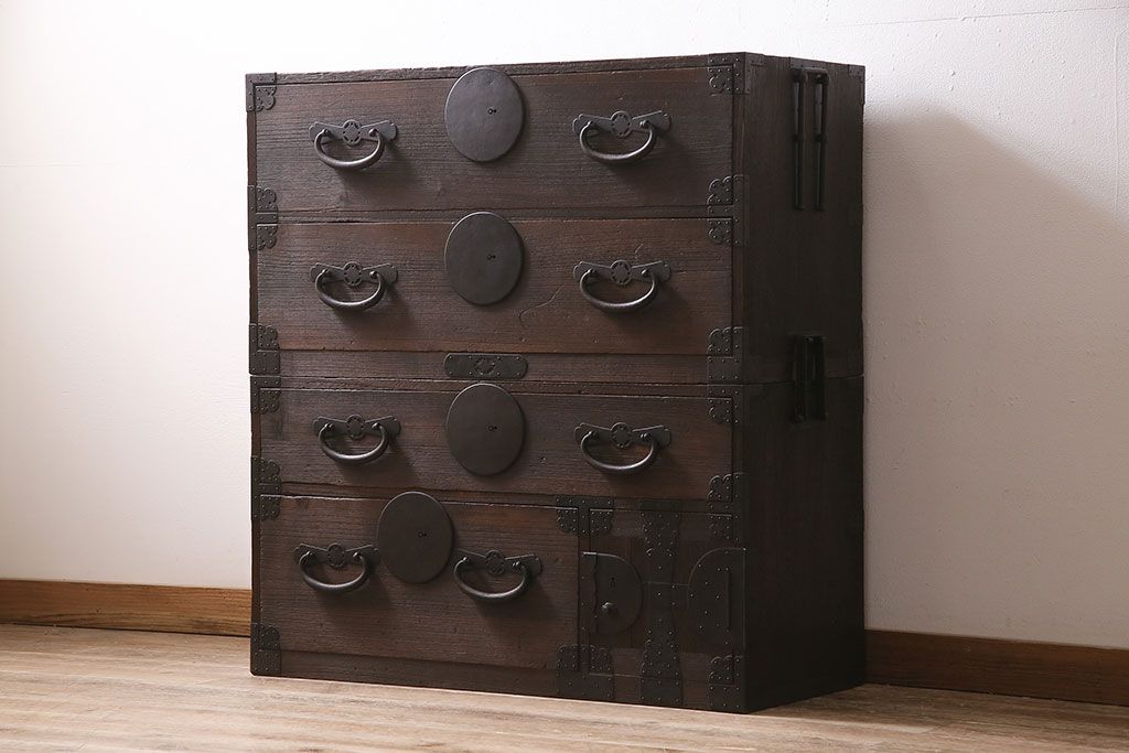 アンティーク家具　明治大正期　総桐材　立派な金具が目を引く味のある重ね箪笥(衣装箪笥、引き出し、チェスト)(R-046836)