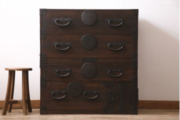 アンティーク家具　明治大正期　総桐材　立派な金具が目を引く味のある重ね箪笥(衣装箪笥、引き出し、チェスト)(R-046836)