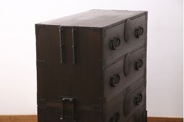 アンティーク家具　明治大正期　総桐材　立派な金具が目を引く味のある重ね箪笥(衣装箪笥、引き出し、チェスト)(R-046836)