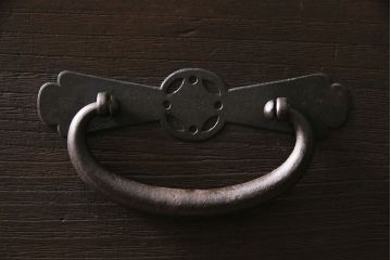 アンティーク家具　明治大正期　総桐材　立派な金具が目を引く味のある重ね箪笥(衣装箪笥、引き出し、チェスト)(R-046836)