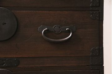 アンティーク家具　明治大正期　総桐材　立派な金具が目を引く味のある重ね箪笥(衣装箪笥、引き出し、チェスト)(R-046836)