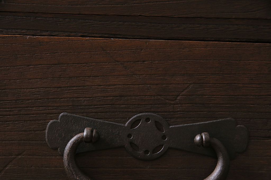 アンティーク家具　明治大正期　総桐材　立派な金具が目を引く味のある重ね箪笥(衣装箪笥、引き出し、チェスト)(R-046836)