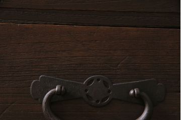 アンティーク家具　明治大正期　総桐材　立派な金具が目を引く味のある重ね箪笥(衣装箪笥、引き出し、チェスト)(R-046836)