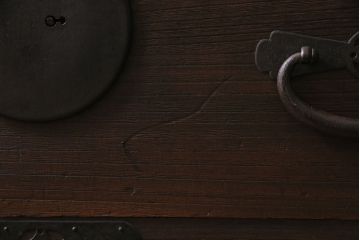 アンティーク家具　明治大正期　総桐材　立派な金具が目を引く味のある重ね箪笥(衣装箪笥、引き出し、チェスト)(R-046836)