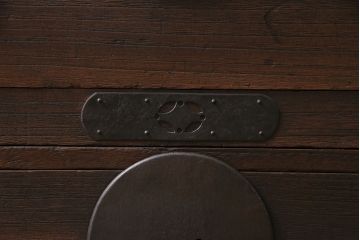 アンティーク家具　明治大正期　総桐材　立派な金具が目を引く味のある重ね箪笥(衣装箪笥、引き出し、チェスト)(R-046836)