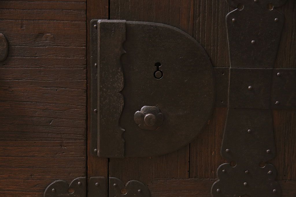 アンティーク家具　明治大正期　総桐材　立派な金具が目を引く味のある重ね箪笥(衣装箪笥、引き出し、チェスト)(R-046836)