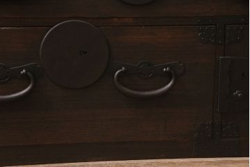 アンティーク家具　明治大正期　総桐材　立派な金具が目を引く味のある重ね箪笥(衣装箪笥、引き出し、チェスト)(R-046836)