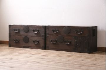 アンティーク家具　明治大正期　総桐材　立派な金具が目を引く味のある重ね箪笥(衣装箪笥、引き出し、チェスト)(R-046836)