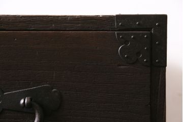 アンティーク家具　明治大正期　総桐材　立派な金具が目を引く味のある重ね箪笥(衣装箪笥、引き出し、チェスト)(R-046836)