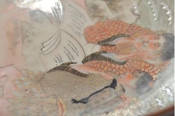 九谷焼　色絵皿　橋田画　水辺に人物　風景(深皿、深鉢)(R-046862)