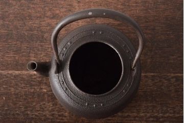 古い鉄瓶　銅蓋　銀象嵌取っ手　松と梅(茶道具)(R-046870)