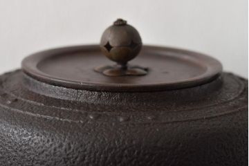 古い鉄瓶　銅蓋　銀象嵌取っ手　松と梅(茶道具)(R-046870)