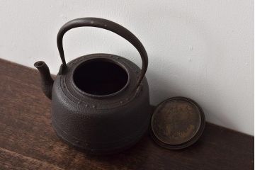 古い鉄瓶　銅蓋　銀象嵌取っ手　松と梅(茶道具)(R-046870)