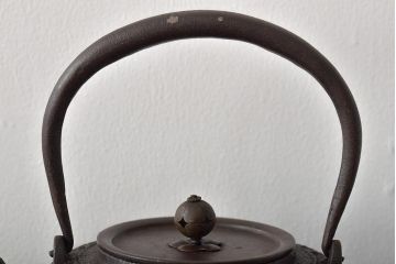 古い鉄瓶　銅蓋　銀象嵌取っ手　松と梅(茶道具)(R-046870)