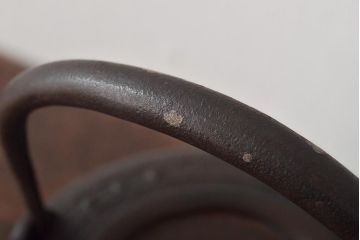 古い鉄瓶　銅蓋　銀象嵌取っ手　松と梅(茶道具)(R-046870)