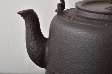 古い鉄瓶　銅蓋　銀象嵌取っ手　松と梅(茶道具)(R-046870)