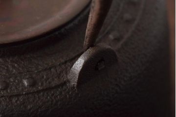 古い鉄瓶　銅蓋　銀象嵌取っ手　松と梅(茶道具)(R-046870)