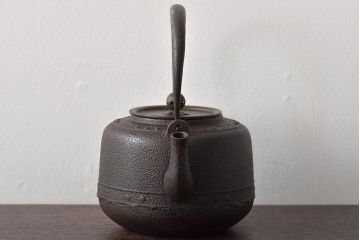 古い鉄瓶　銅蓋　銀象嵌取っ手　松と梅(茶道具)(R-046870)