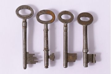 アンティーク雑貨　イギリスアンティーク　シャビーな質感の古いキー4本セット(鍵、カギ)(R-046876)