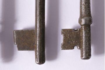 アンティーク雑貨　イギリスアンティーク　シャビーな質感の古いキー4本セット(鍵、カギ)(R-046876)