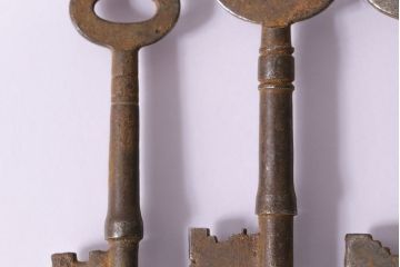 アンティーク雑貨　イギリスアンティーク　シャビーな質感がお洒落なキー4本セット(鍵、カギ)(R-046877)