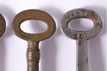 アンティーク雑貨　イギリスアンティーク　シャビーな質感がお洒落なキー4本セット(鍵、カギ)(R-046877)
